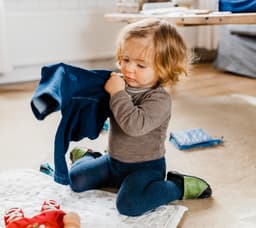 یادگیری لباس پوشیدن کودک